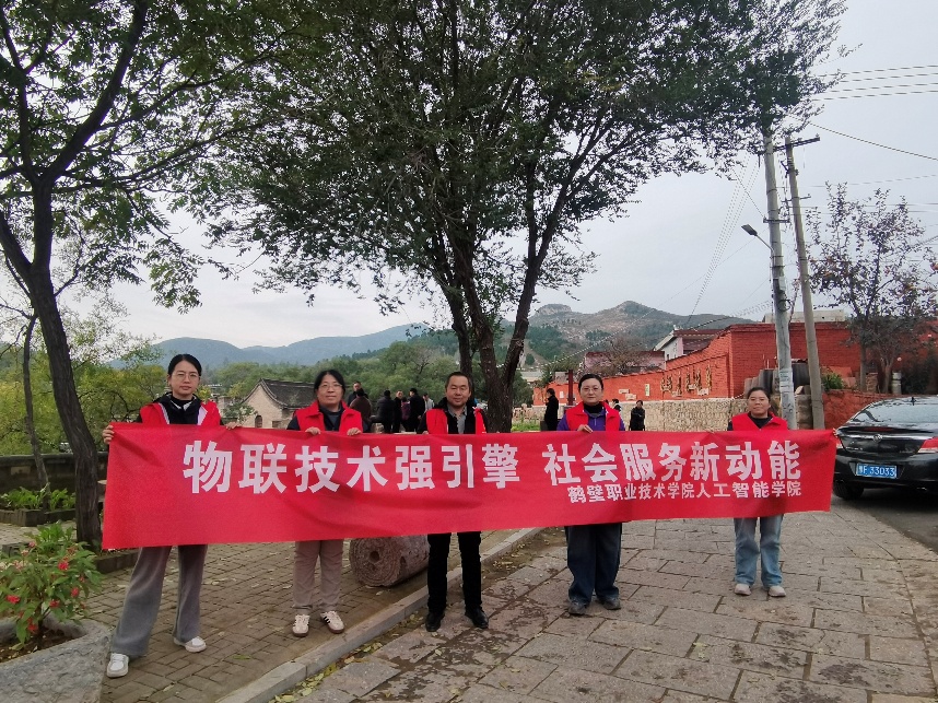 说明: 街道边立着广告牌子AI 生成的内容可能不正确。