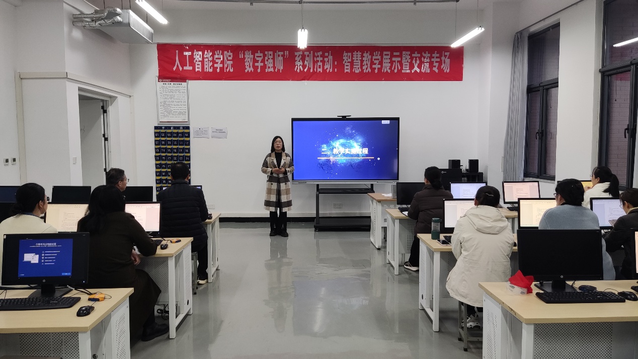 说明: 房间里有许多电脑AI 生成的内容可能不正确。